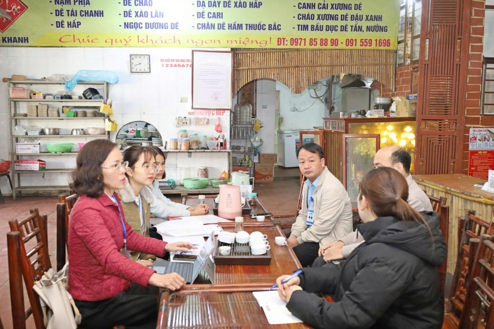 Phường Tùng Thiện tăng cường kiểm soát an toàn thực phẩm