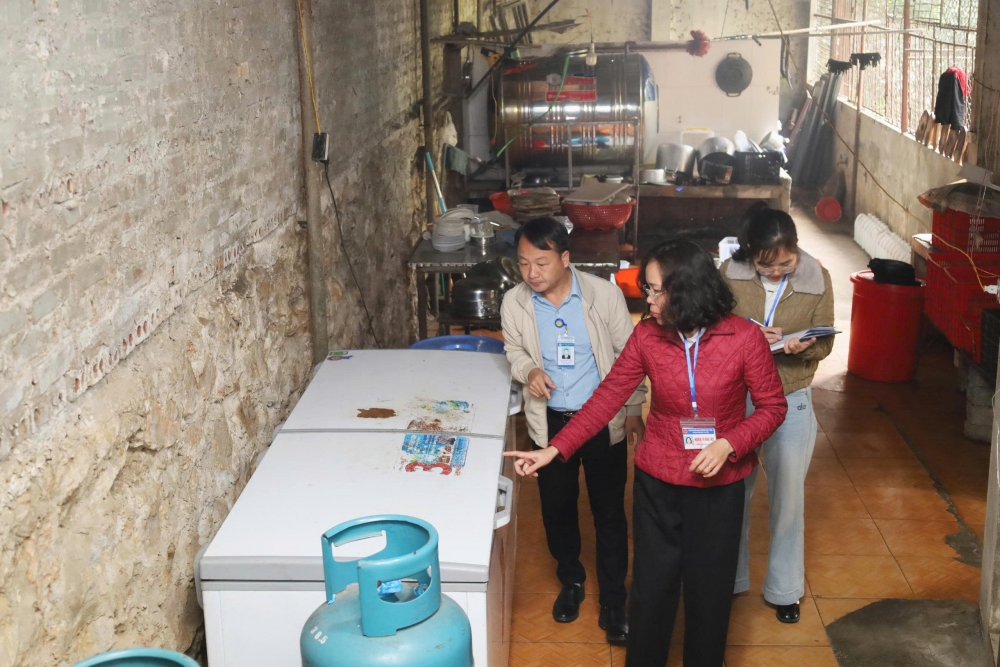 Phường Tùng Thiện tăng cường kiểm soát an toàn thực phẩm