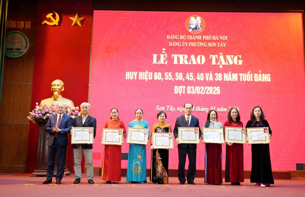 Phường Sơn Tây trang trọng trao Huy hiệu Đảng cho 82 đảng viên