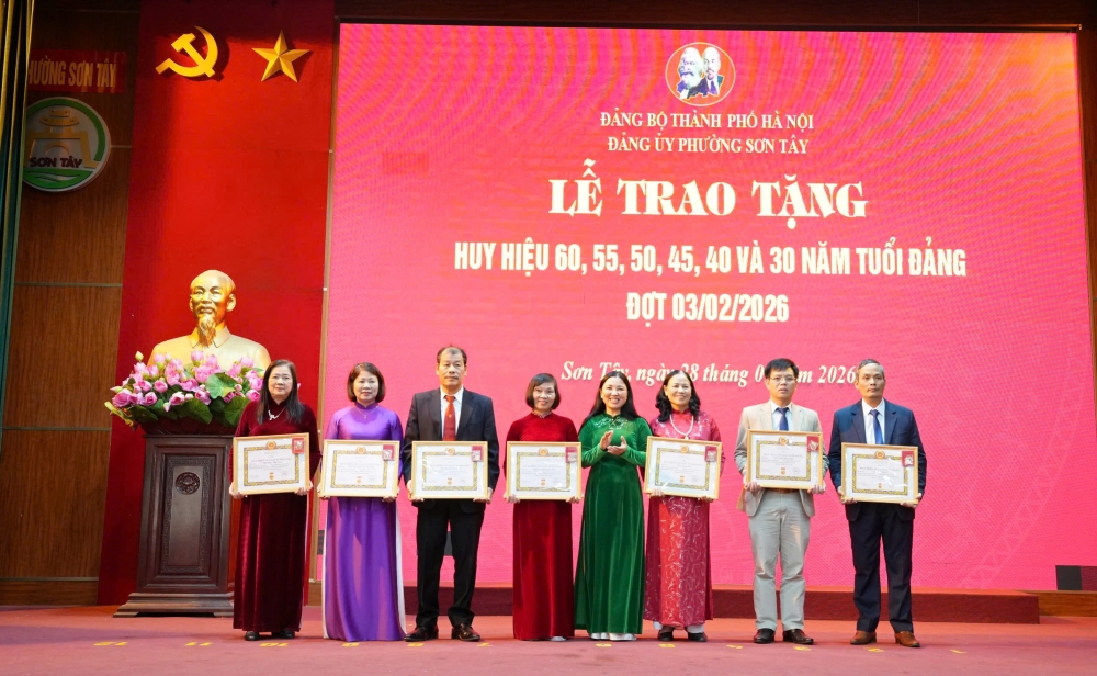 Phường Sơn Tây trang trọng trao Huy hiệu Đảng cho 82 đảng viên