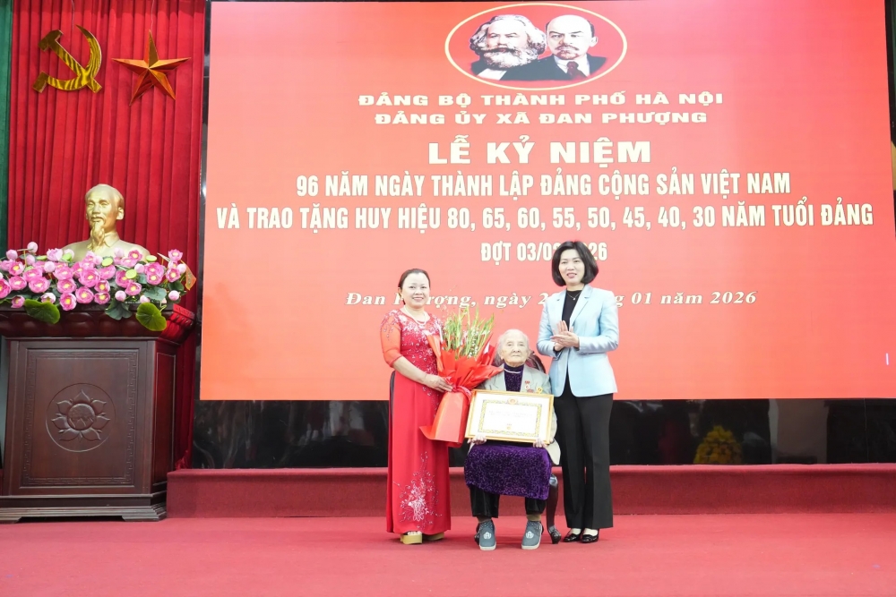 Phó Bí thư Thành ủy, Chủ tịch HĐND TP Phùng Thị Hồng Hà trao Huy hiệu 80 năm tuổi Đảng tặng đảng viên Nguyễn Thị Hoàn. Phó Bí thư Thành ủy, Chủ tịch HĐND TP Phùng Thị Hồng Hà trao Huy hiệu 80 năm tuổi Đảng tặng đảng viên Nguyễn Thị Hoàn.