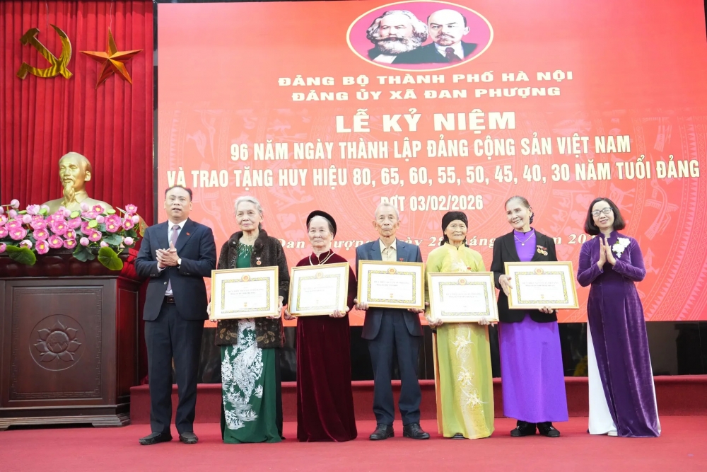 Bí thư Đảng ủy, Chủ tịch HĐND xã Đan Phượng Nguyễn Gia Hiển và Phó Bí thư Thường trực Đảng ủy xã Nguyễn Thị Hiền trao Huy hiệu tặng các đảng viên lão thành. Bí thư Đảng ủy, Chủ tịch HĐND xã Đan Phượng Nguyễn Gia Hiển và Phó Bí thư Thường trực Đảng ủy xã Nguyễn Thị Hiền trao Huy hiệu tặng các đảng viên lão thành.