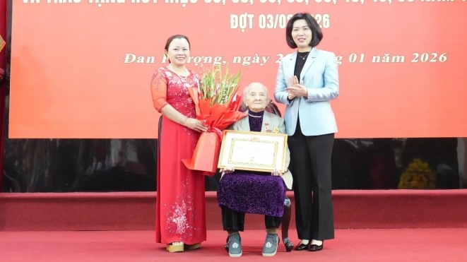 Chủ tịch HĐND TP Hà Nội trao Huy hiệu Đảng dịp 3/2 tại xã Đan Phượng