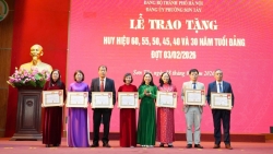 phuong son tay trang trong trao huy hieu dang cho 82 dang vien