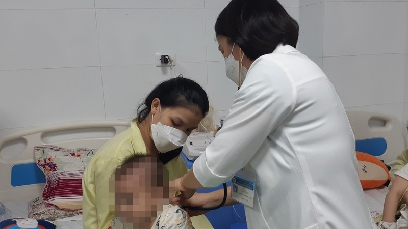 Bệnh nhi 4 tháng tuổi bị chảy máu não do bế chuyền tay và rung lắc