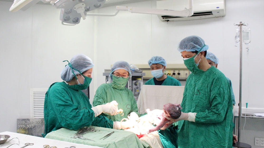 Bác sĩ Lê Công Tước trực tiếp phẫu thuật lấy thai cho sản phụ Đặng Thị T.