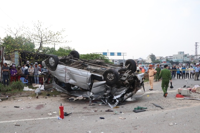 Hiện trường vụ tai nạn giao thông nghiêm trọng tại Quảng Nam