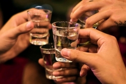 Nghệ An: 5 người nhập viện cấp cứu nghi do ngộ độc rượu