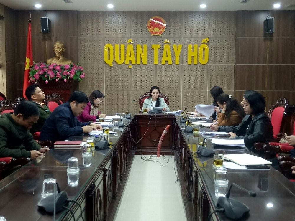 Phó Chủ tịch UBND quận Tây Hồ Bùi Thị Lan Phương  phân công nhiệm vụ cho các đơn vị chuẩn bị 
