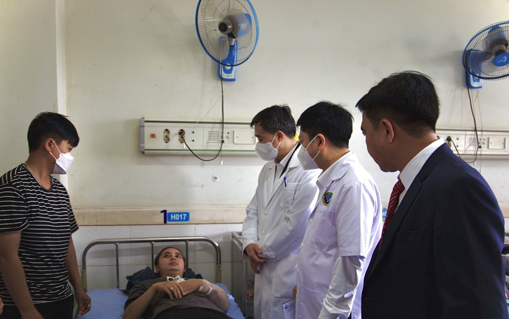Thứ trưởng Bộ Y tế thăm nạn nhân vụ tai nạn giao thông tại Quảng Nam 