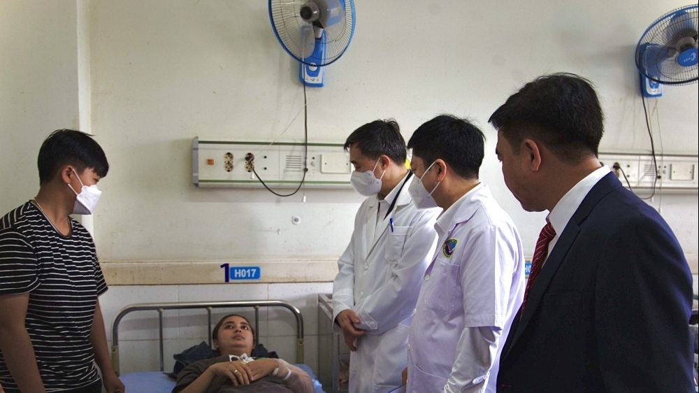 Đoàn lãnh đạo Bộ Y tế thăm nạn nhân vụ tai nạn giao thông tại Quảng Nam