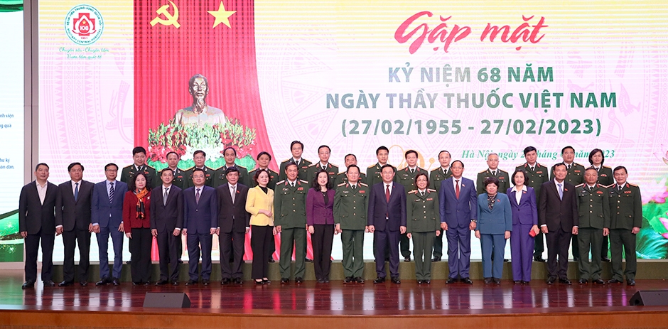 Chủ tịch Quốc hội Vương Đình Huệ chụp ảnh lưu niệm cùng các đại biểu.