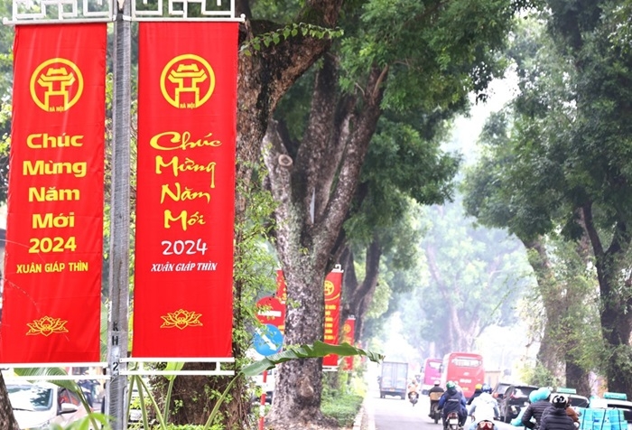 Không khí vui tươi phấn khởi chào mừng ngày thành lập Đảng, đón Xuân, đón chào năm mới Giáp Thìn 2024 tràn ngập các tuyến phố Hà Nội
