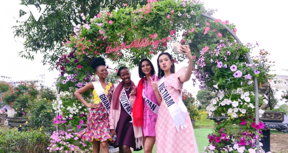Thí sinh Hoa hậu Du lịch thế giới thích thú trải nghiệm Lễ hội hoa Mê Linh