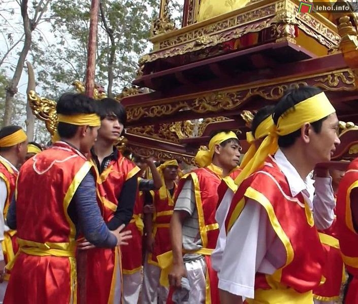 . Lễ hội truyền thống của đền nhằm tưởng nhớ công ơn của Đức Thánh Tản Viên, được tổ chức vào ngày 7 tháng Giêng hàng năm.