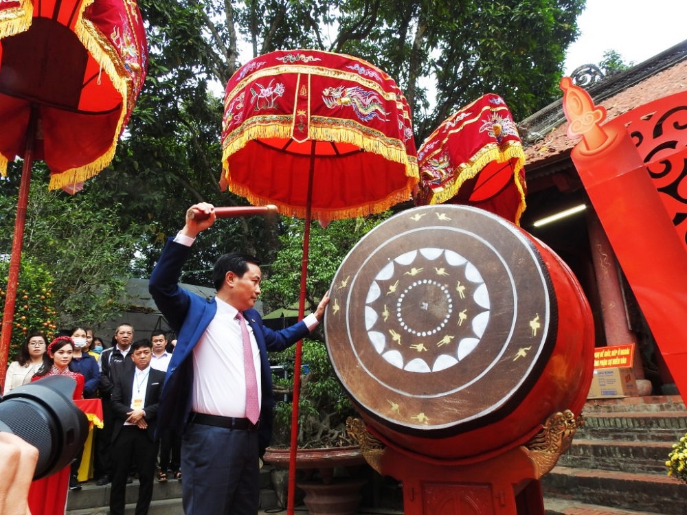 Ông Trần Anh Tuấn (Thành uỷ viên, Bí thư Thị uỷ Sơn Tây) đánh trống khai hội đền Và 2023