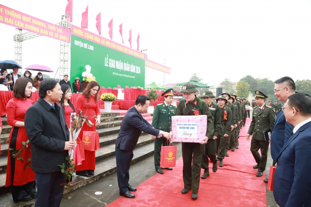 Các đại biểu tặng hoa, động viên tân binh lên đường bảo vệ Tổ quốc