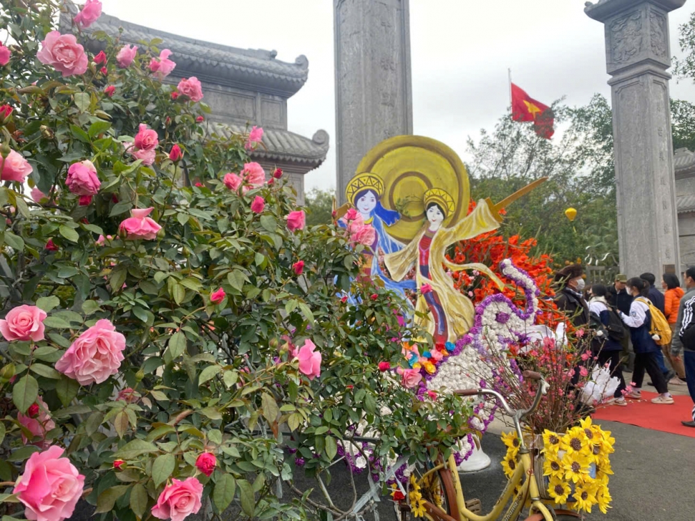 Huyện Mê Linh khéo léo kết hợp quảng bá đặc sản hoa hồng tại lễ hội đền Hai Bà Trưng