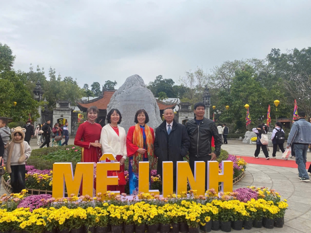 Du khách chụp ảnh lưu niệm tại đền Hai Bà Trưng