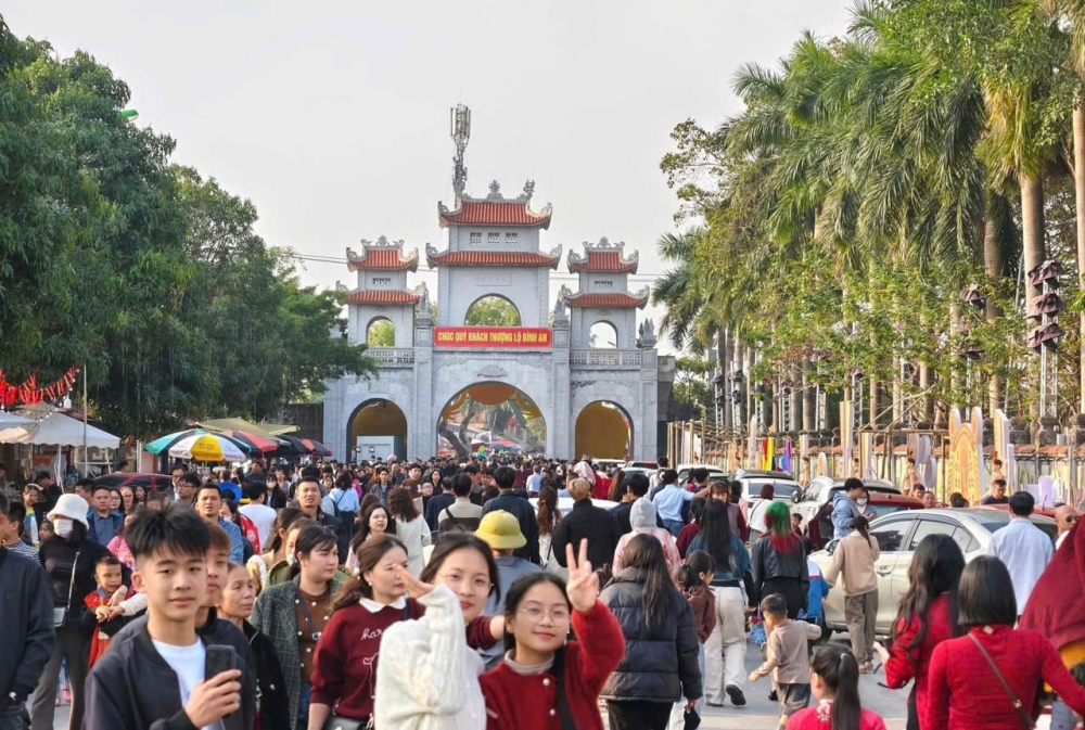 Hàng vạn du khách trẩy hội đền Hai Bà Trưng