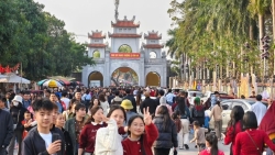 hang van du khach tray hoi den hai ba trung