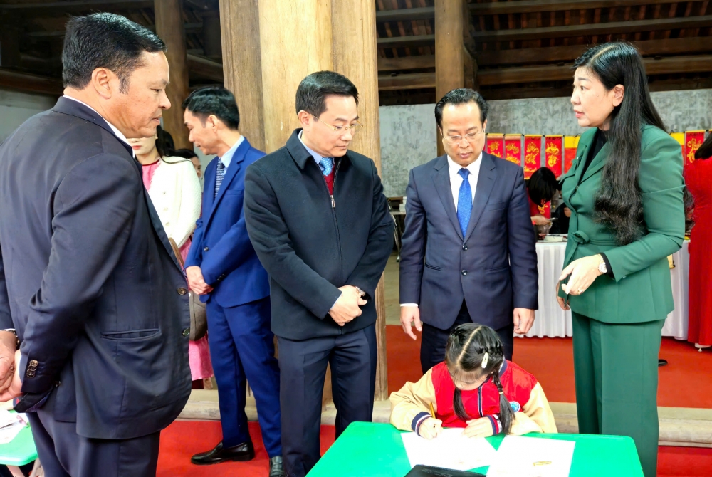 Động viên các cháu học sinh Sơn Tây