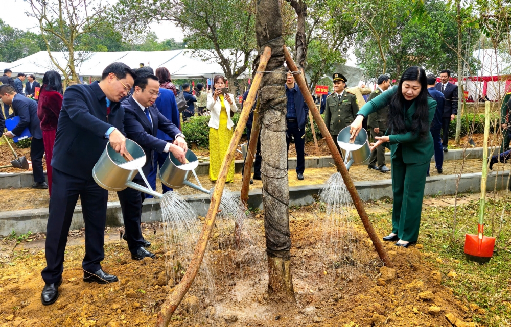 Thị xã Sơn Tây phát động Tết trồng cây và khai bút đầu xuân Ất Tỵ 2025