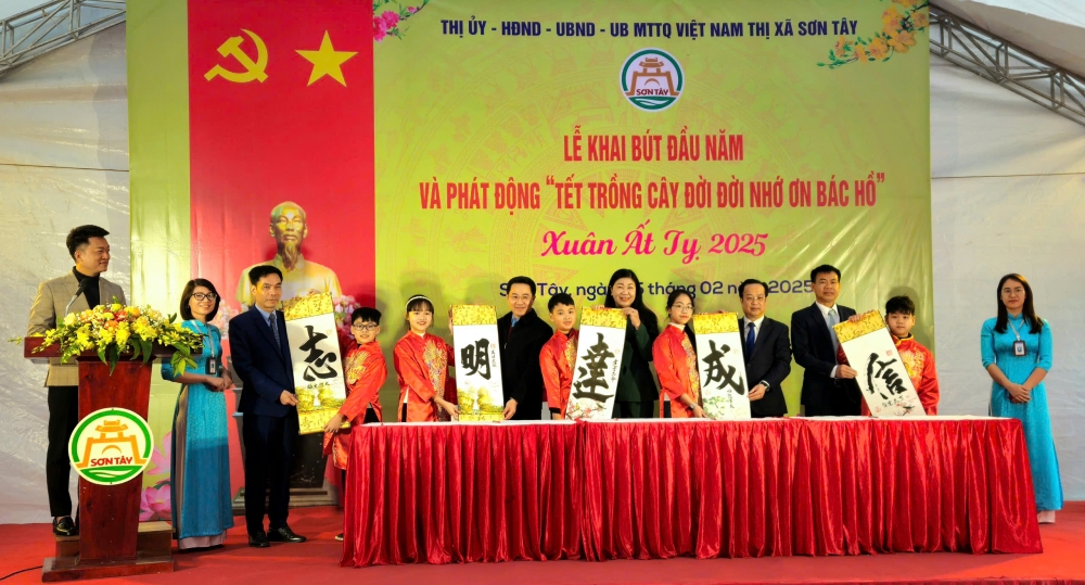 Thị xã Sơn Tây phát động Tết trồng cây và khai bút đầu xuân Ất Tỵ 2025