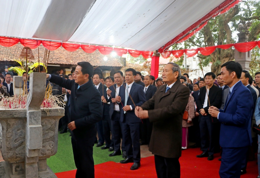 Đồng chí Trần Anh Tuấn, Thành ủy viên, Bí thư Thị ủy Sơn Tây dâng hương tưởng niệm Bố Cái Đại Vương Phùng Hưng