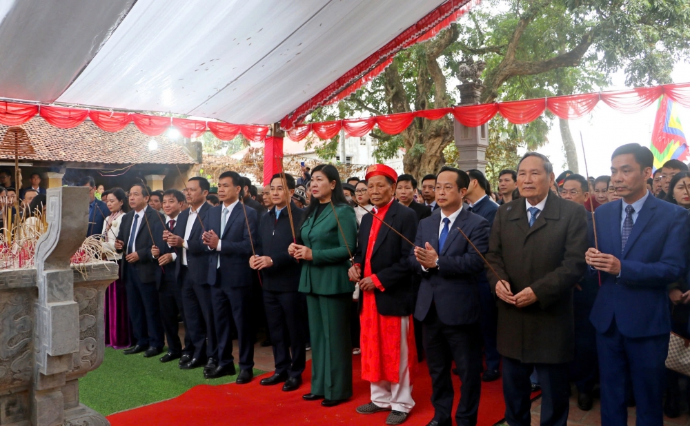 Các đại biểu dương hương tưởng niệm Bố Cái Đại Vương Phùng Hưng