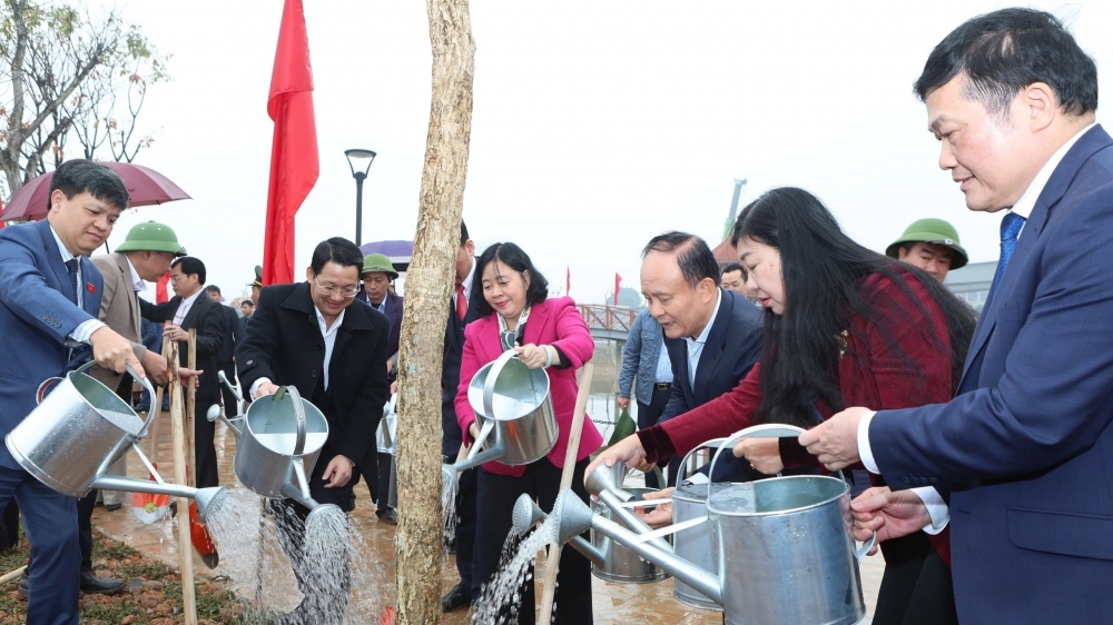 Bí thư Thành ủy Hà Nội trồng cây Xuân Ất Tỵ tại huyện Thường Tín