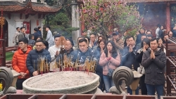 Sơn Tây: Trước ngày khai hội, du khách tấp nập kính lễ tại đền Và