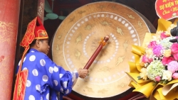 Đền Và mở hội