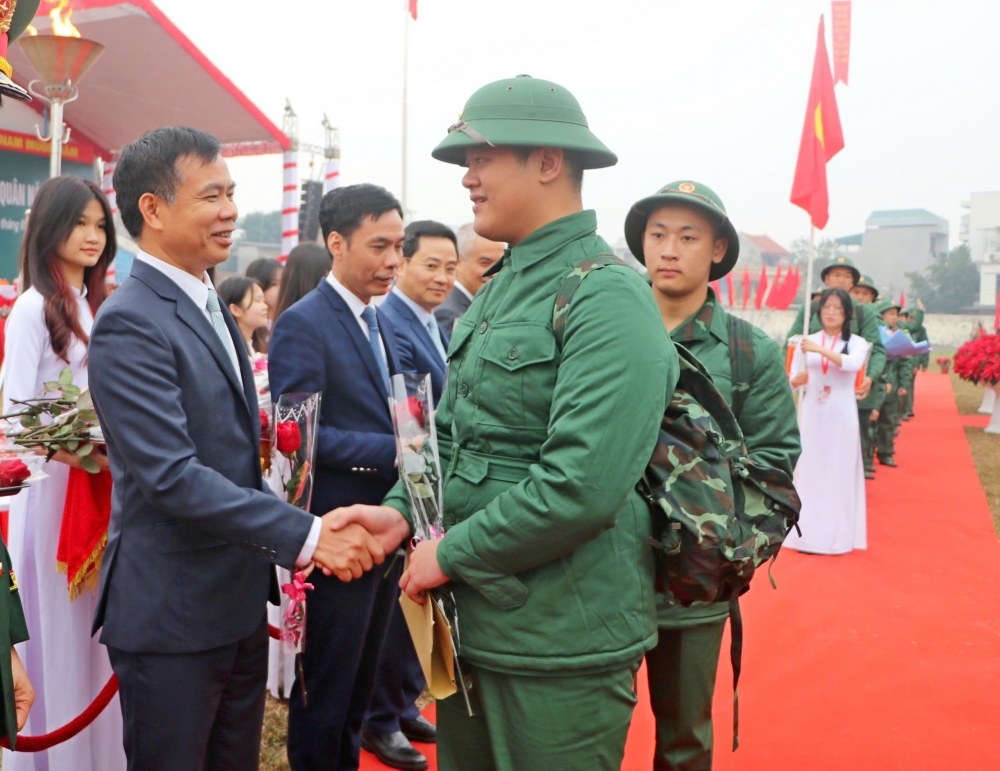 Chủ tịch UBND thị xã Sơn Tây Ngô Đình Ngũ động viên tân binh