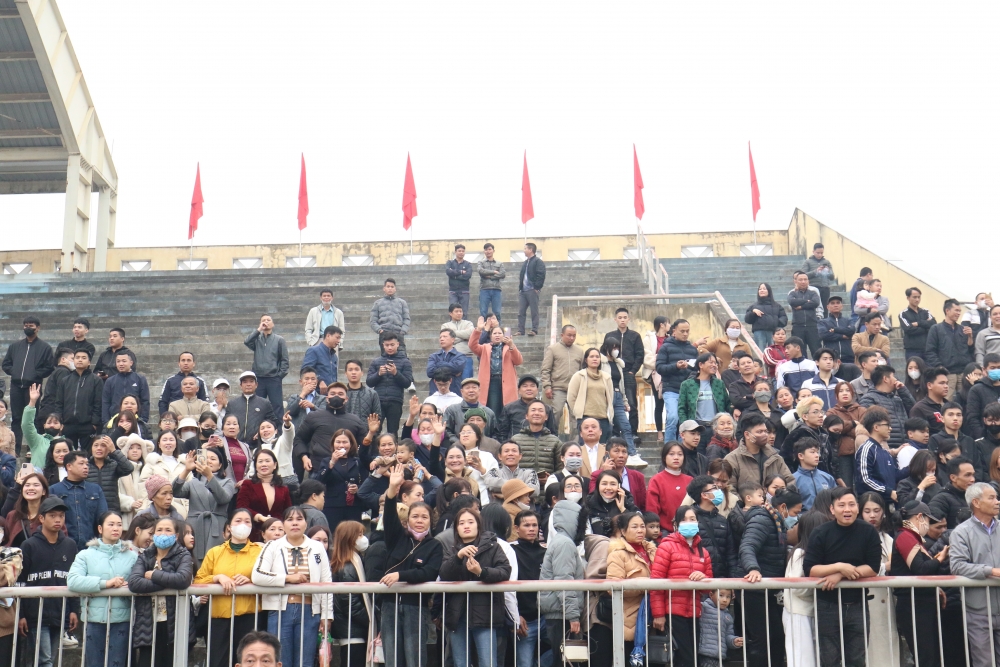 Đông đảo người thân có mặt để chia tay các tân binh lên đường làm nhiệm vụ thiêng liêng