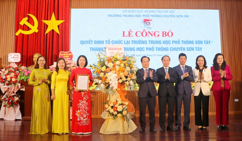 Lãnh đạo Sở Giáo dục và đào tạo Hà Nội tặng hoa chúc mừng 