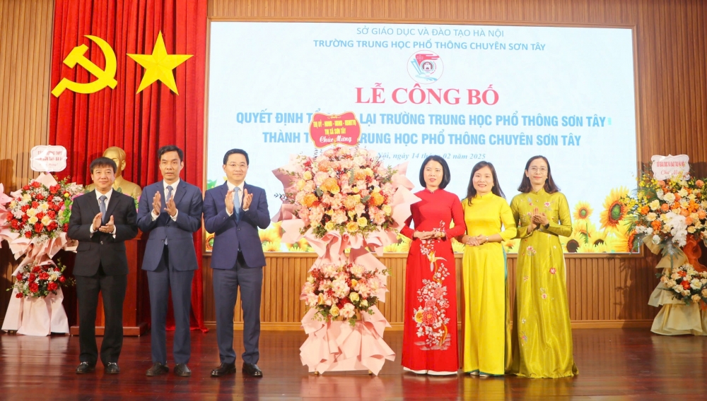 Lãnh đạo Thị xã Sơn Tây chúc mừng nhà trường