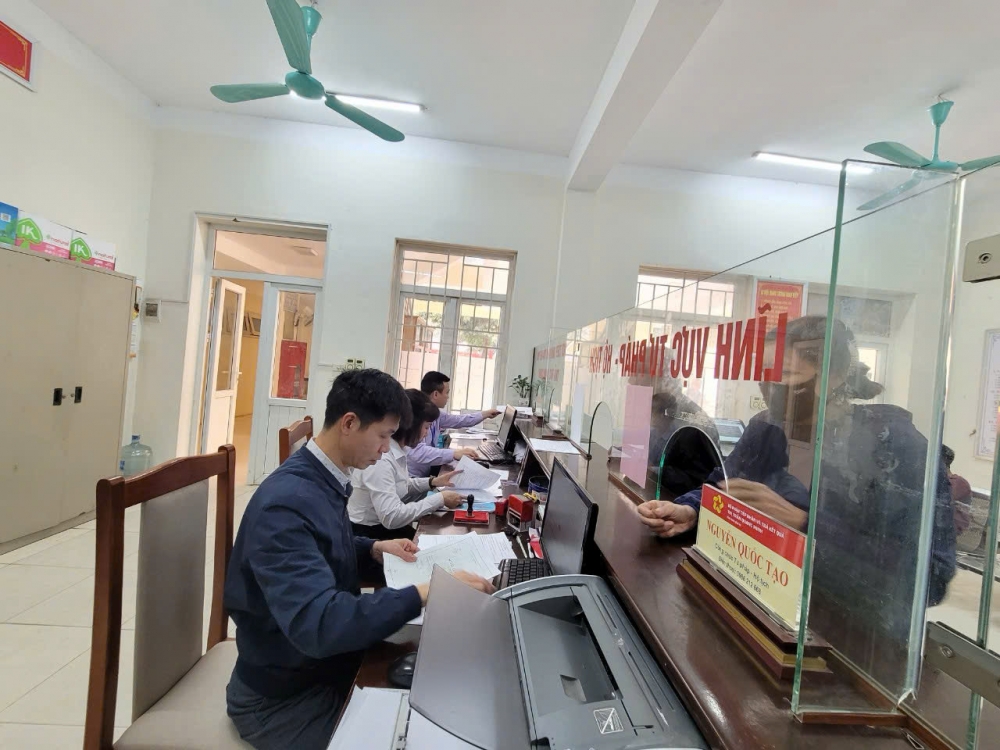 Cán bộ Bộ phận Một cửa UBND thị trấn Quang Minh hướng dẫn công dân làm TTHC. Cán bộ Bộ phận Một cửa UBND thị trấn Quang Minh hướng dẫn công dân làm TTHC.