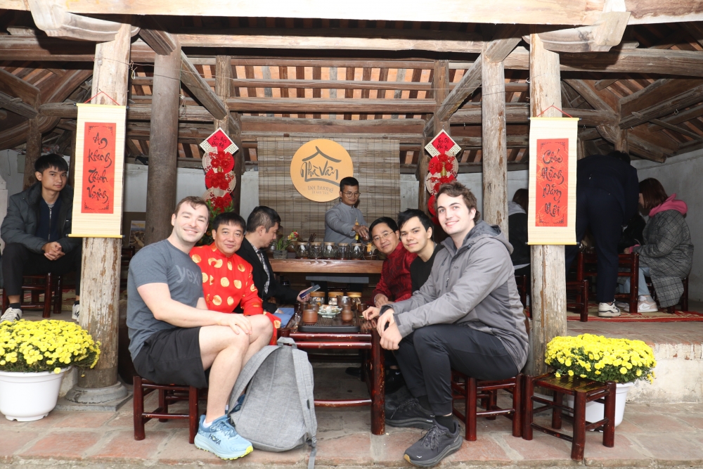 Du khách nước ngoài hào hứng trải nghiệm lễ hội của Sơn Tây