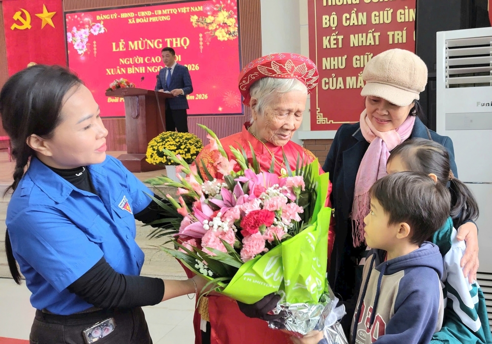 Cán bộ, người dân xã Đoài Phương cùng chúc mừng các cụ trường thọ.