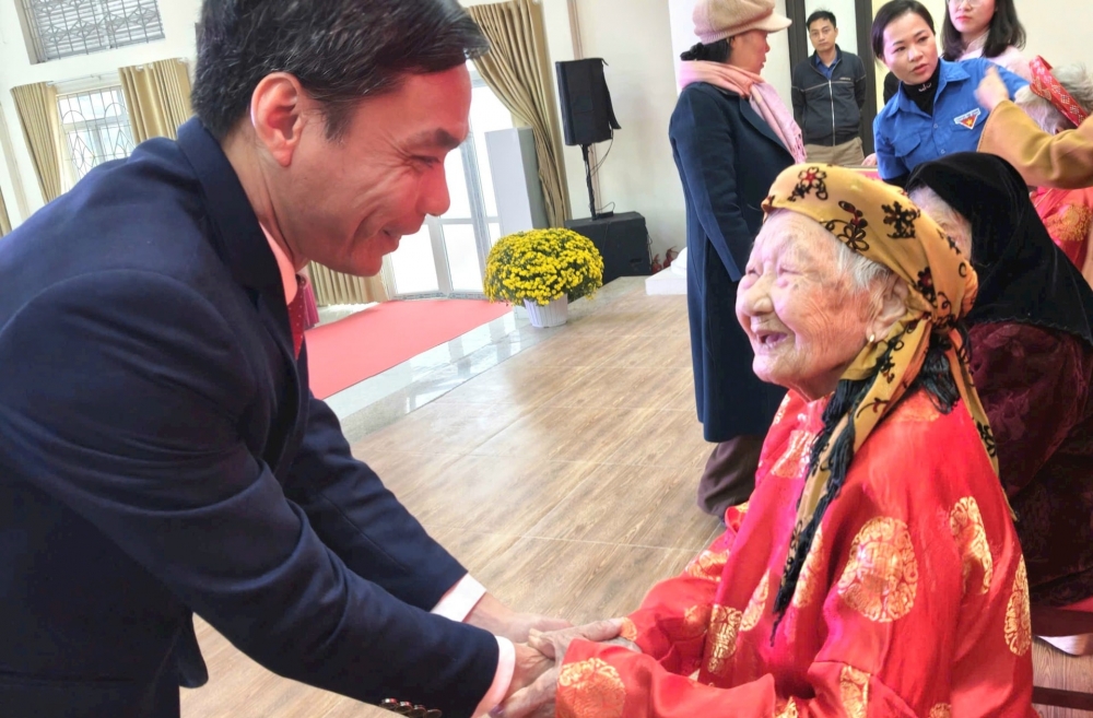 Bí thư Đảng ủy xã Đoài Phương Nguyễn Quang Hán gửi lời chúc trường thọ đến các cụ cao niên