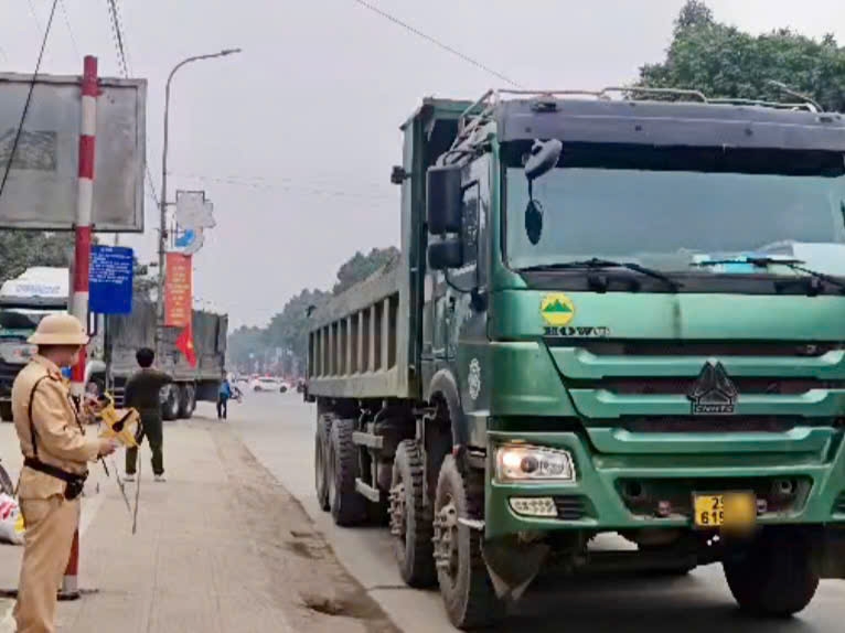 CSGT dừng phương tiện vi phạm để kiểm tra.