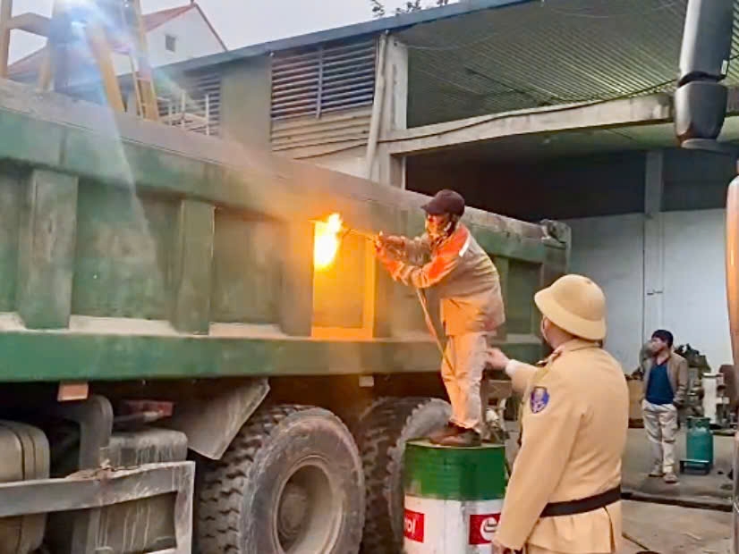 Ngay sau khi xử lý, CSGT đã yêu cầu chủ xe cắt bỏ phần thùng thành cơi nới.