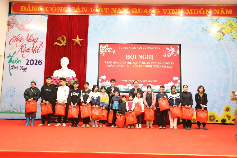 Hồng Vân trao 80 suất quà Tết cho trẻ em có hoàn cảnh khó khăn