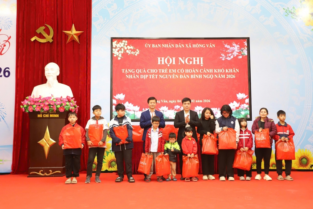 Lãnh đạo xã Hồng Vân trao quà động viên các em nhỏ nhân dịp Xuân 