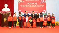 Hồng Vân trao 80 suất quà Tết cho trẻ em có hoàn cảnh khó khăn