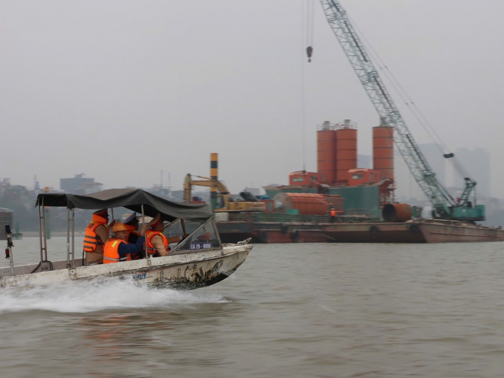 Cảnh sát đường thuỷ và lực lượng chức năng tuần tra khu vực các công trình thi công trên sông Hồng.