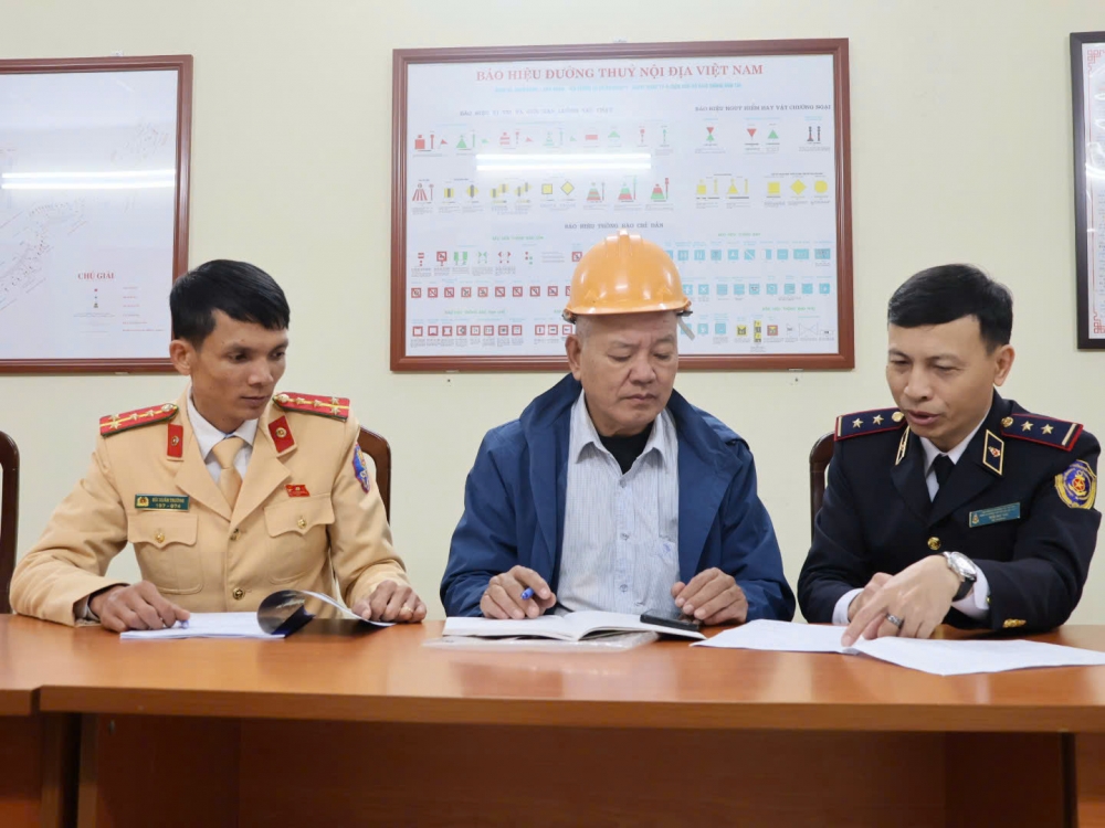 Ông Trần Đình Chiến (giữa), trao đổi phương án bảo đảm an toàn giao thông với lực lượng chức năng.