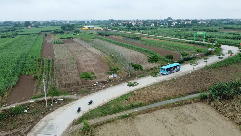 Tại bến xe bus kết hợp chợ xã Minh Châu, những bức tranh tường sinh động được tạo bởi bàn tay tài hoa của các họa sĩ góp phần khoác lên diện mạo mới cho không gian công cộng của xã đảo