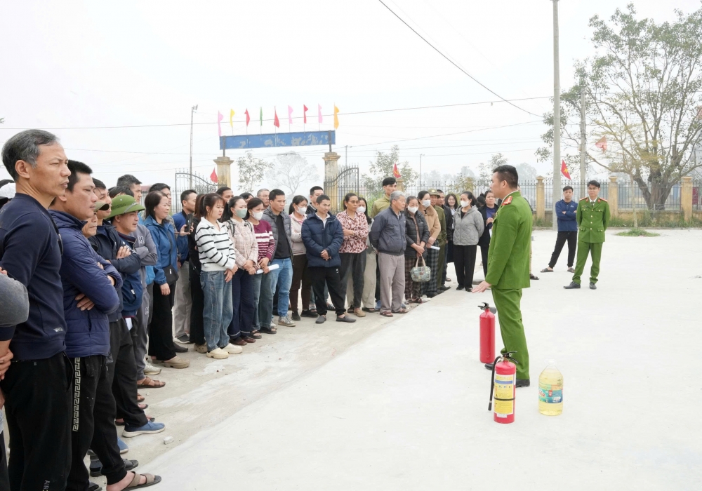 Báo cáo viên Đội CC&CNCH khu vực 32 - Phòng PC07 - CATP tuyên truyền pháp luật và hướng dẫn cách sử dụng bình chữa cháy